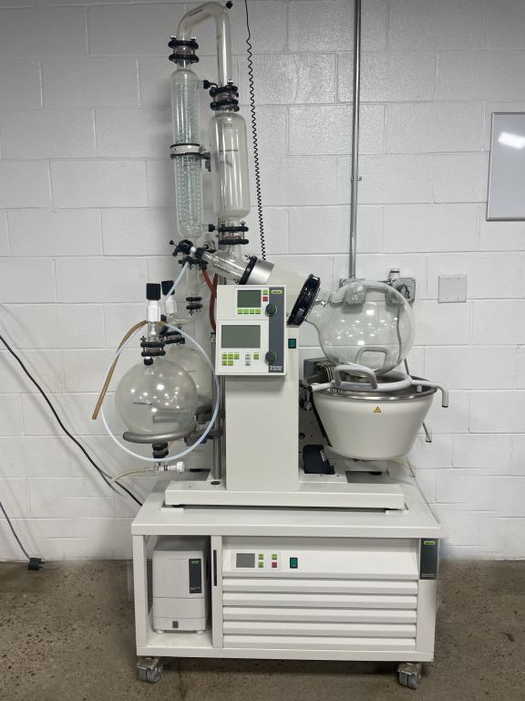 Büchi R-220 SE rotary evaporator 20 liters, with F325 recirculating chiller, V-710 vacuum pump,